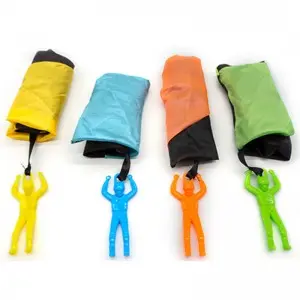 Children Outdoor Free Flying Sky Diving Toy Watching Landing Toy Jump-sack Hand Throwing Soldier Parachute Toys for Kids